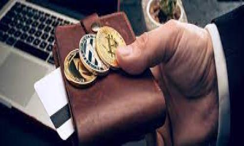 区块链技术服务合同是什么

详细介绍

区块链技术服务合同是一种法律文书，旨在规定在区块链技术服务的实施过程中，服务方与客户之间的权利与义务。这种合同通常涉及多个方面，包括服务的范围、合作期限、费用、知识产权、保密条款、争议解决机制等。随着区块链技术的迅猛发展及其在商业、金融、物流等领域的应用越来越广泛，企业与客户之间对区块链服务的需求日益增加，使得这种合同的重要性愈发突出。

区块链本身是一种分布式账本技术，通过去中心化的方式确保数据的安全性、透明性与不可篡改性，这些特性使得其在合同中被广泛应用。而区块链技术服务合同的成立，主要是为了保障双方的合法权益、明确各自的责任，避免未来可能出现的潜在争议。

在制定区块链技术服务合同时，首先需明确服务内容。例如，提供区块链平台的搭建、智能合约的编写、数据存储与管理、应用开发等。其次，还需要约定服务的交付时间、费用支付的方式与时间、服务质量的评分标准等。此外，考虑到区块链技术的特殊性，合同中还需详细约定知识产权的归属，例如由服务方开发的技术、代码、文档等，其产权是否归服务方或客户所有。此外，保密条款也是非常重要的部分，以保障企业的商业秘密与数据安全。

总之，区块链技术服务合同不仅是商业交易的一部分，更是实现区块链技术落地的重要保障，它与区块链技术紧密相连，反映了法律与技术的结合。

区块链技术服务合同解析：权利与义务的明确约定